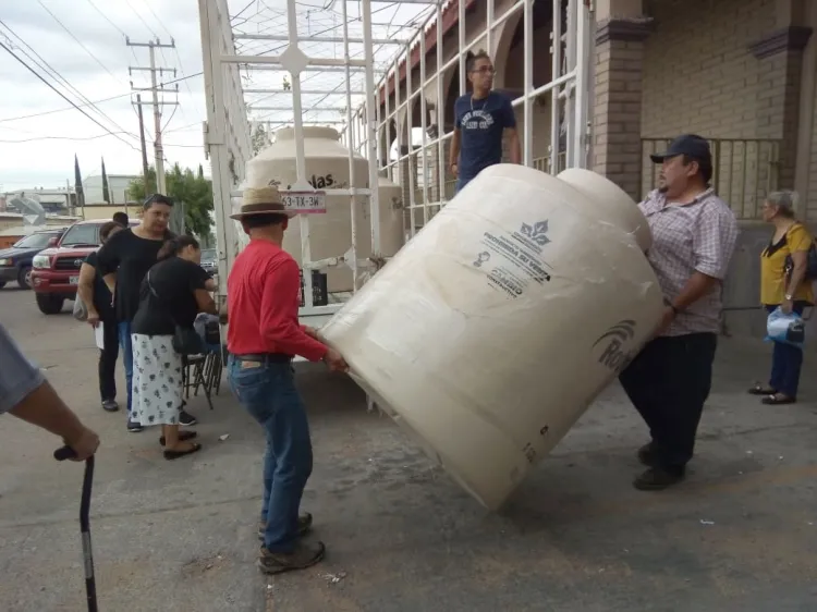 Reciben 30 familias tinacos a bajo costo