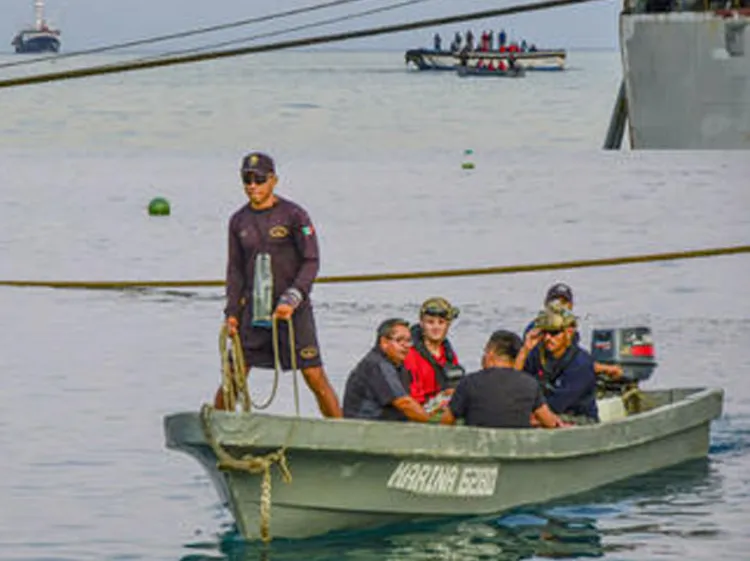 Rescatan a pescadores mexicanos