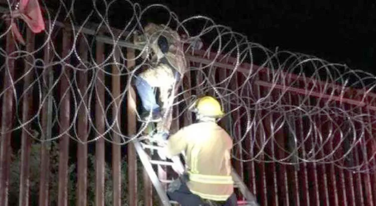 Se queda hombre atrapado en el muro