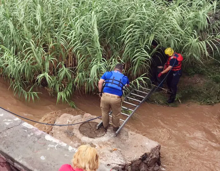 Rescatan a persona de las aguas broncas
