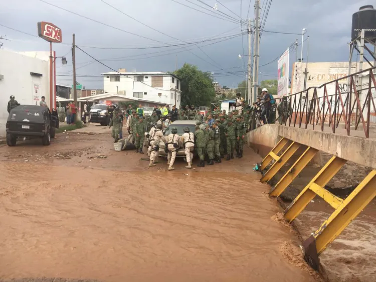 Arrastra arroyo varios vehículos