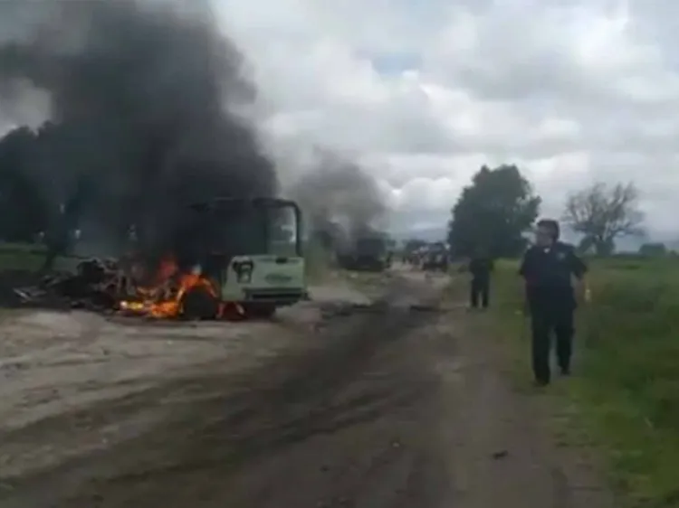 Queman patrullas en Puebla y atacan a personal de Pemex