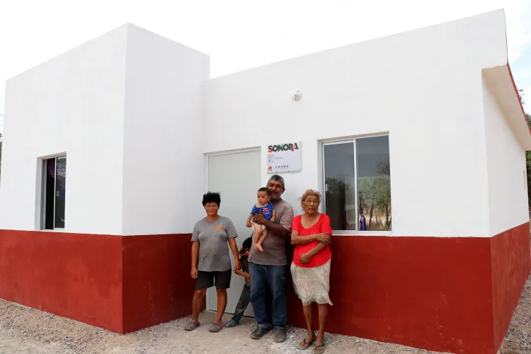 Entrega vivienda a familia