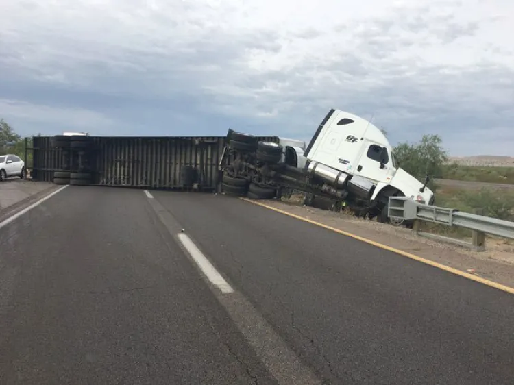 Vuelca tractocamión en carretera