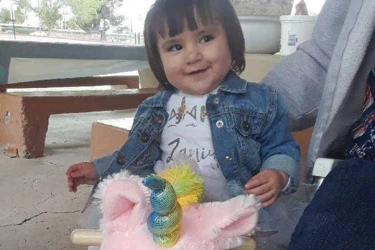 Balea niño a una bebita