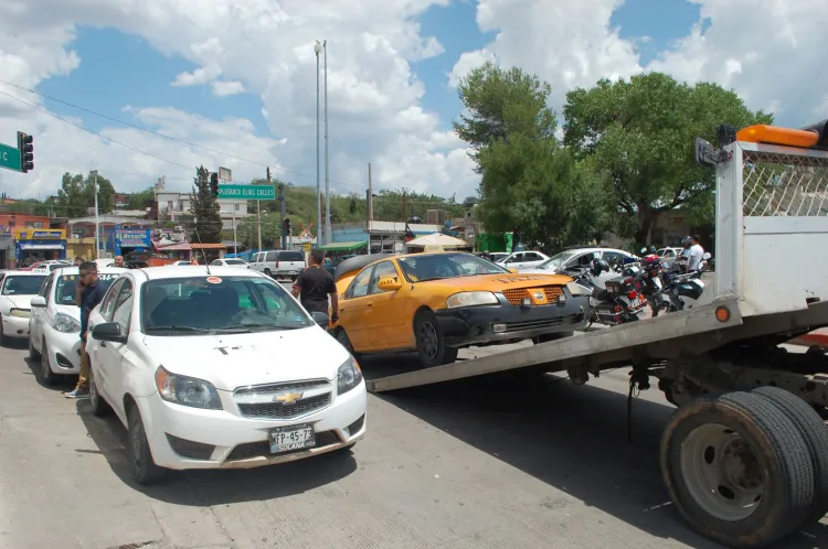 Detectan 20 taxis “piratas”