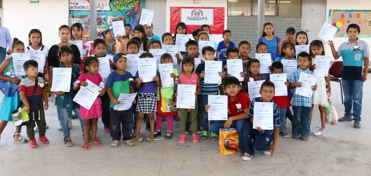 Enseñan a leer a niños Triquis