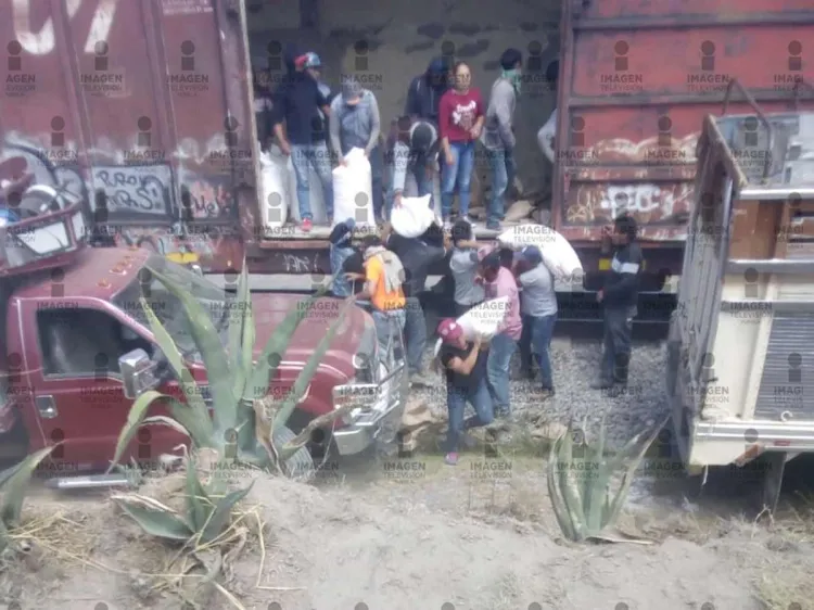De nueva cuenta pobladores, incluidos niños, saquean tren en Puebla
