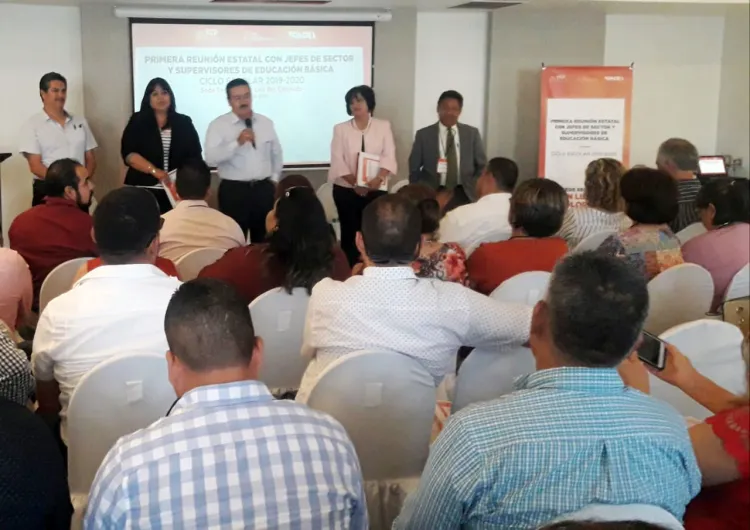 Capacitan a docentes de SLRC