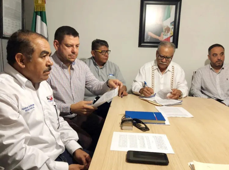 Evitan huelga de transportistas