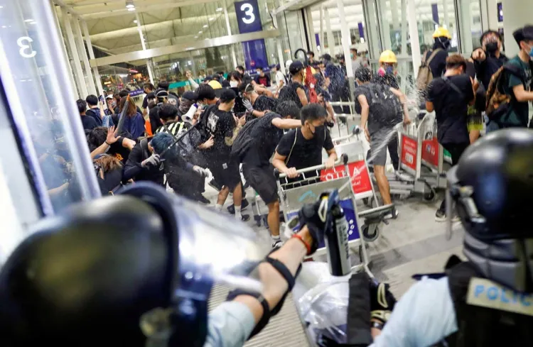 Chocan policías y manifestantes en aeropuerto de Hong Kong