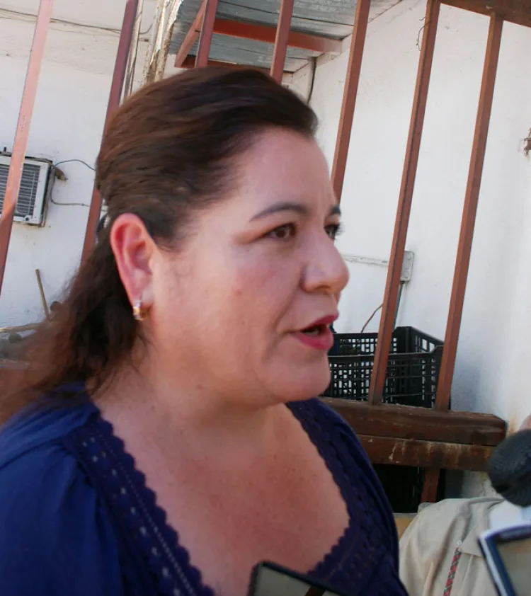 Entregan apoyos a familias