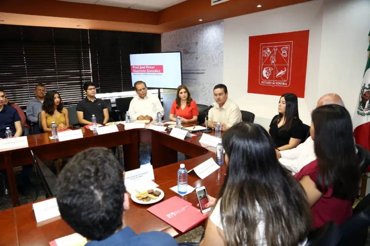 Entregan becas a siete estudiantes