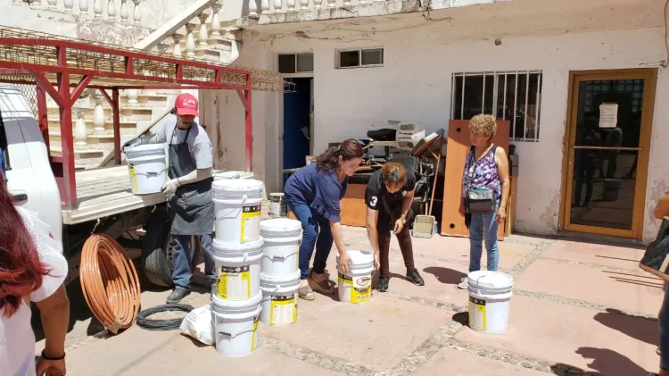 Entregan apoyos a afectados por lluvias