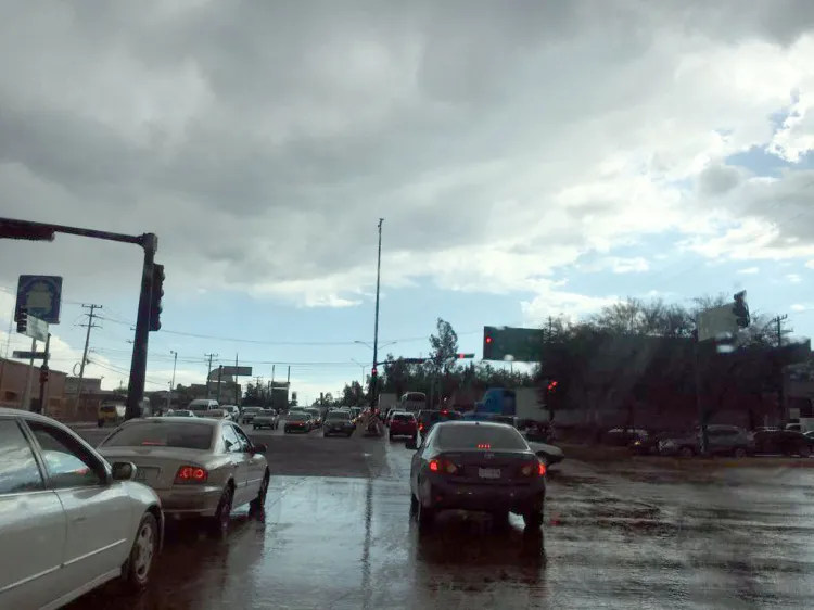 Provoca caos vial la lluvia