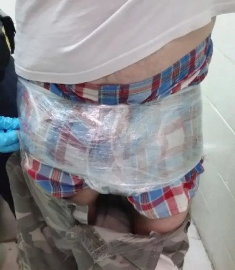 Detienen a joven con metanfetamina