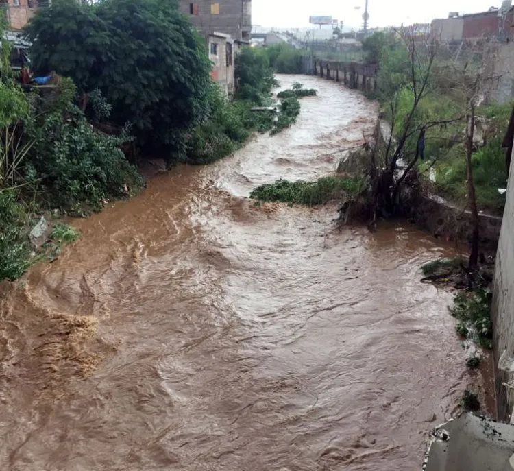 Localizan cuerpo arrastrado por arroyo