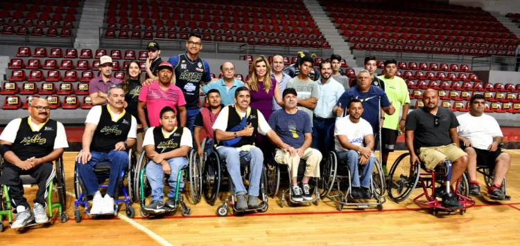 Entrega Gobernadora sillas de ruedas a jugadores de basquetbol sobre Silla de Ruedas