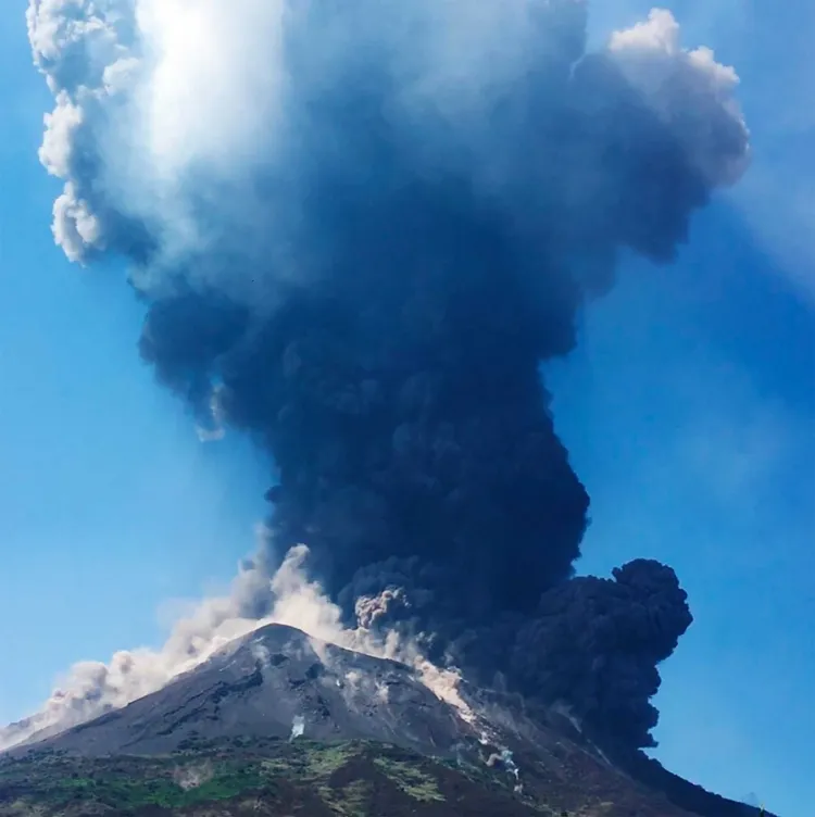 Pánico en Italia por nueva erupción del volcán Estrómboli