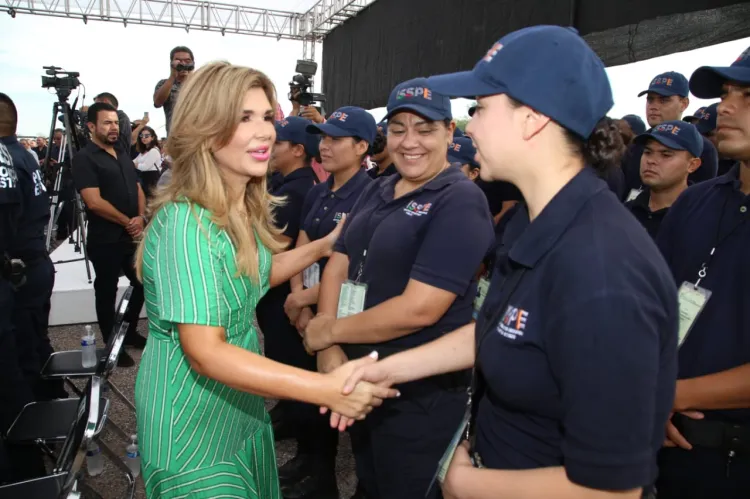 Fortalece Gobernadora seguridad con la entrega de 152 patrullas