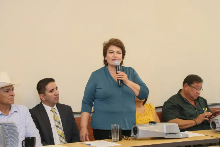 Firman convenio de donación de luminarias