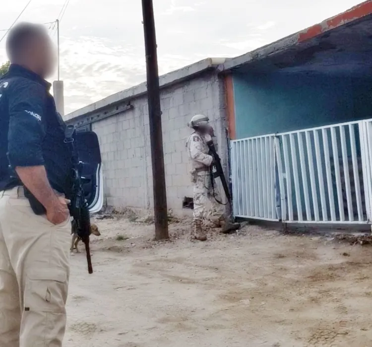 Aseguran droga y arma en cateo; dos detenidos y un abatido 