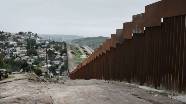 Por encima de la legalidad construye muro fronterizo