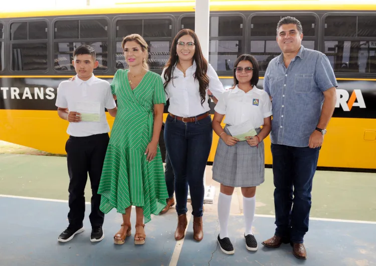 Entrega beneficios en Santa Cruz