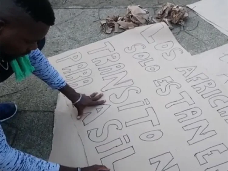 Africanos en Chiapas piden los dejen avanzar a EU, marchan hoy