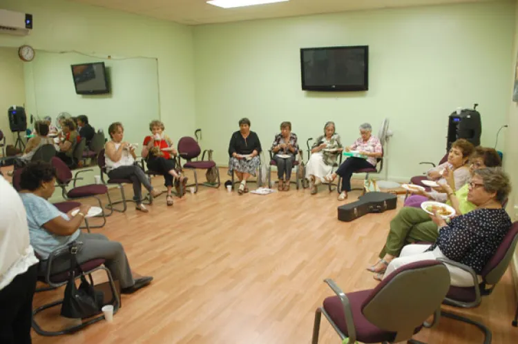 Celebran el Día del Abuelo en Casa Club