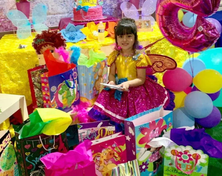 Jenelly  disfruta festejo de cumpleaños