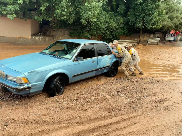 Rescatan a dos hombres el embovedado Los Nogales