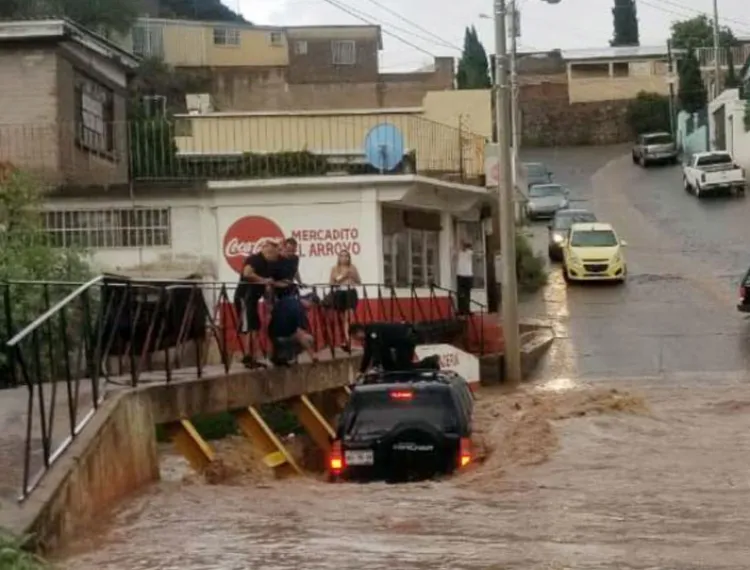 Salva agente a mujer de morir ahogada