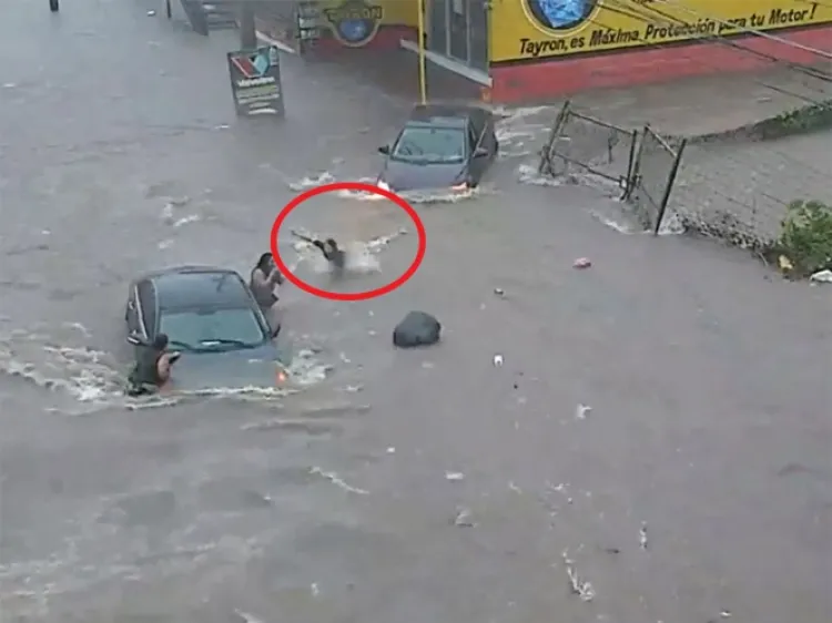 Hallan cuerpo de joven de 17 años 'tragada' por coladera