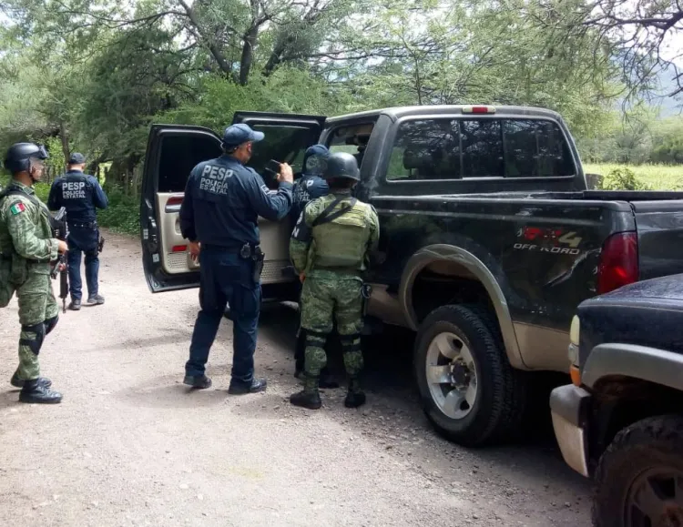 Incautan drogas, armas y vehículos