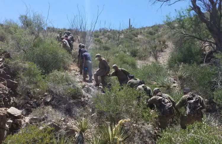 Detienen trece indocumentados