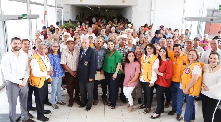 Realizan cirugías de cataratas