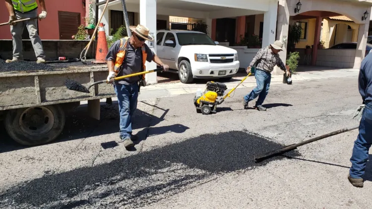 Reinician trabajos de bacheo en las colonias