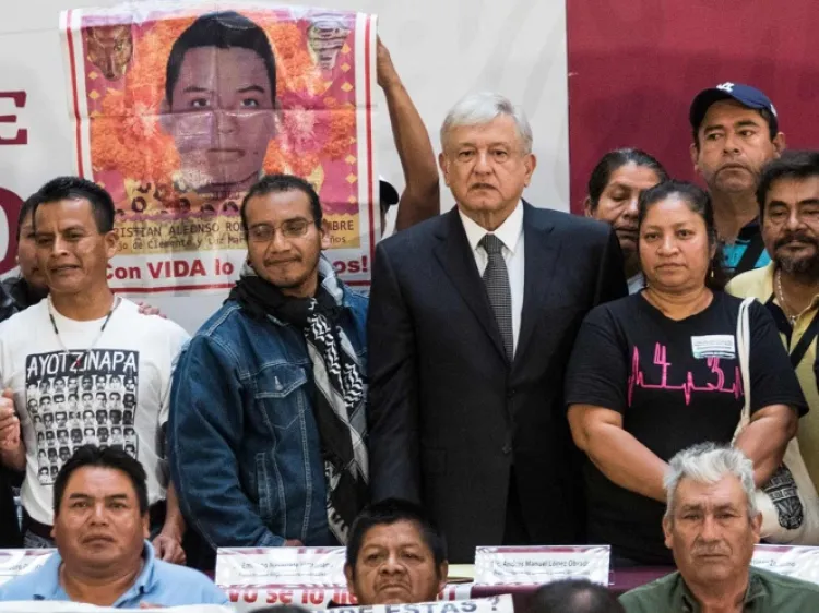 Atiende López Obrador a familiares de los 43