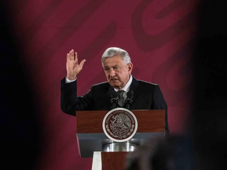 Llama López Obrador a no violar la ley cerrando casetas