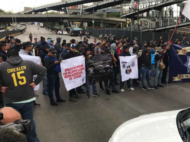 Bloquean policías federales inmediaciones del AICM
