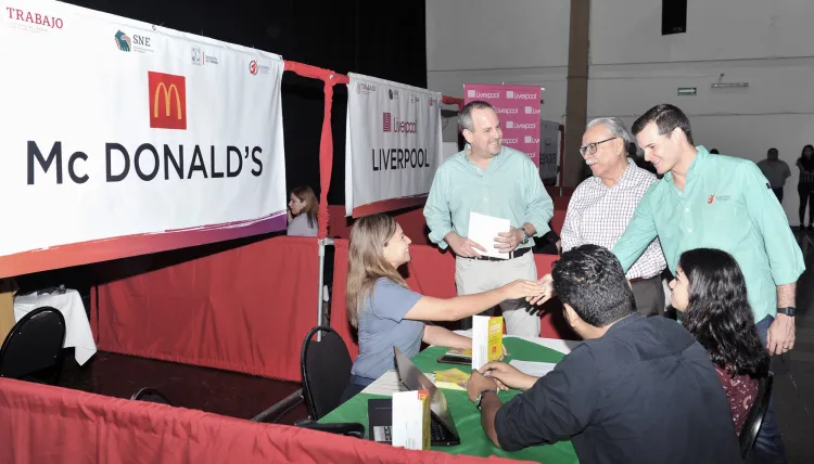 Realizan Feria del Empleo Joven