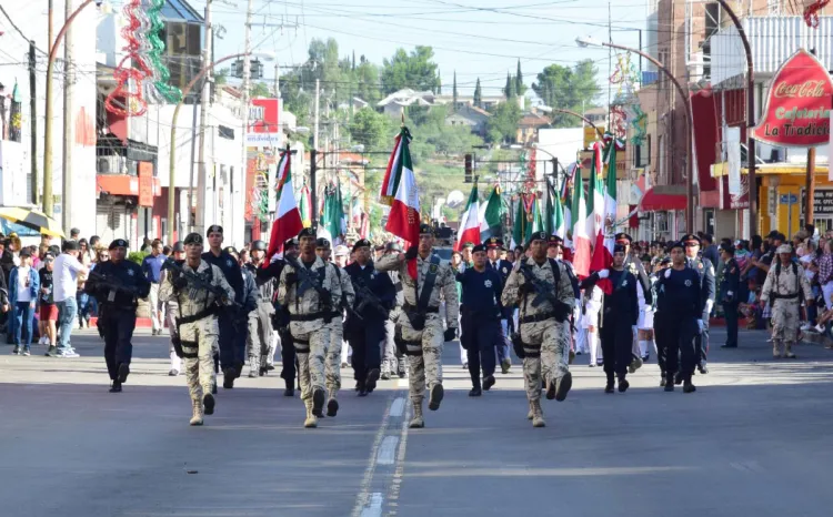 Vistoso desfile disfrutan las familias nogalenses