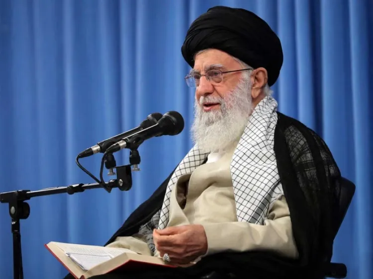 Líder supremo de Irán veta diálogo con EU