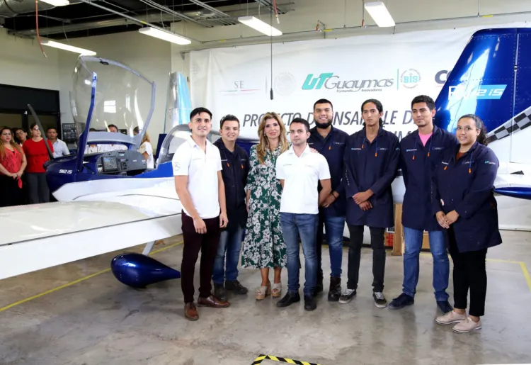 Reconoce Gobernadora a estudiantes de Guaymas