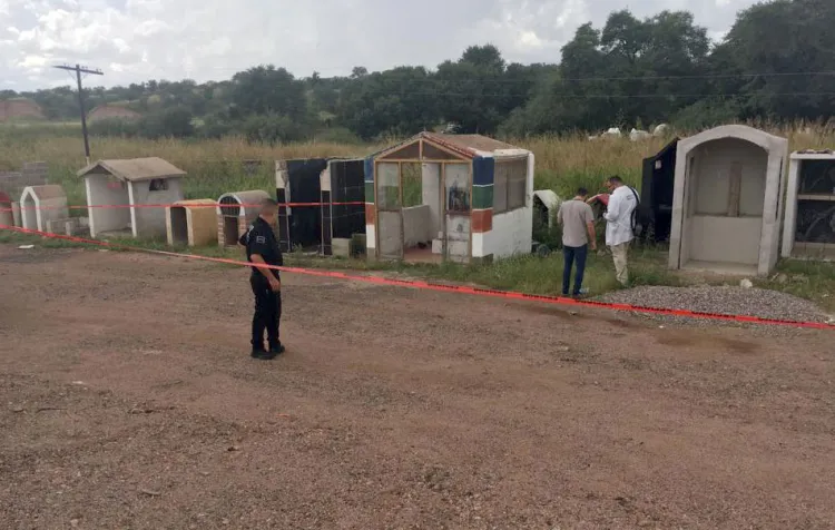 Dejan “encobijado” en carretera