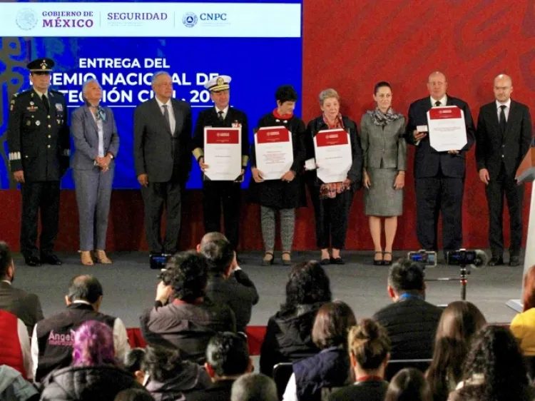 Entrega López Obrador el Premio Nacional de PC