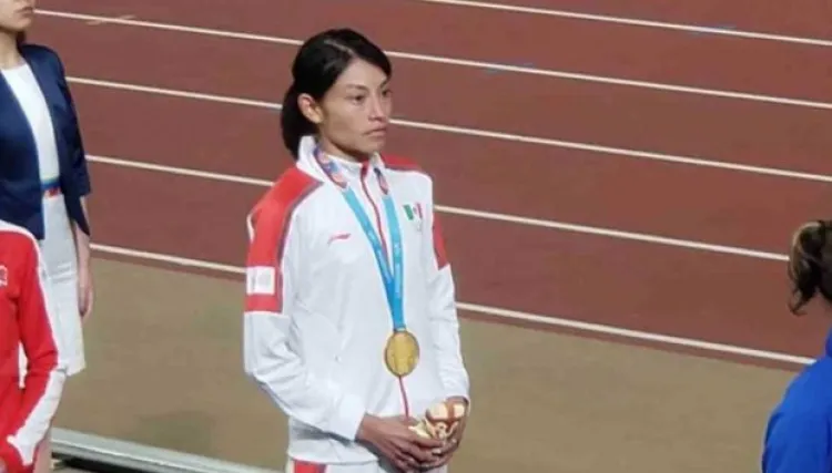 Asaltan a medallista afuera del banco, le quitan apoyo de $38 mil pesos