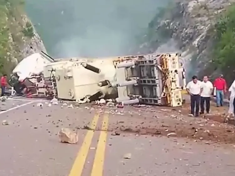 VIDEO: Vuelca tráiler con transformador de luz en Chiapas