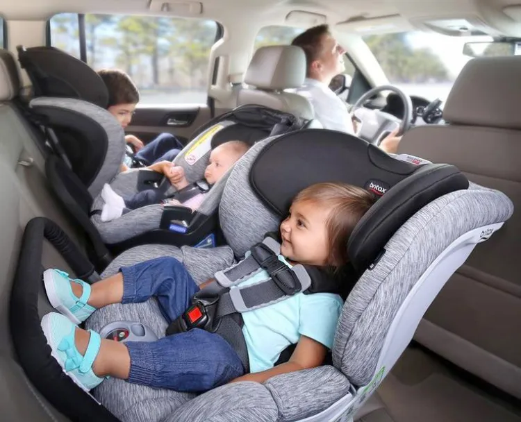 Entregan sillas de seguridad en vehículos